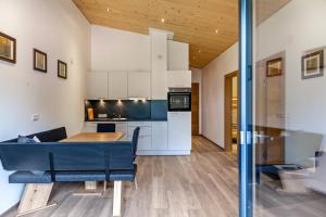 a kitchen and dining room with a table in a room at Kwelle zur Natur Gamsberg in Obernberg am Brenner