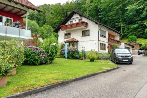 a car parked in front of a house at Ferienwohnung Käshammer in Kappelrodeck