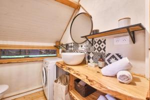 a bathroom with a sink and a washing machine at L'atelier M in Quaix