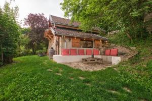 a small house with red pillows sitting in a yard at L'atelier M in Quaix