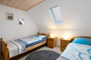 a twin bedroom with two beds and a window at Ferienwohnung Horstmann in Meldorf