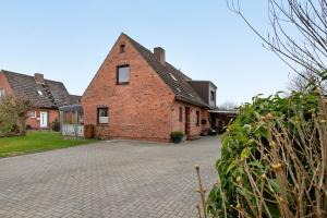 an old brick house with a brick driveway at Ferienwohnung Horstmann in Meldorf