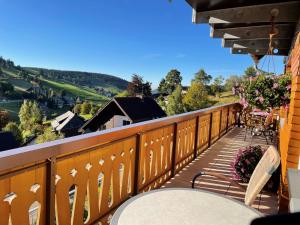 a balcony with a table and chairs and a view at Glöcklehof in Todtnau