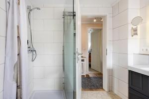 a bathroom with a shower and a tub and a sink at Sabines Ferienwohnung in Glückstadt +11 photos