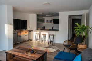 ein Wohnzimmer mit Sofa und Tisch in der Unterkunft Seewest in Singen