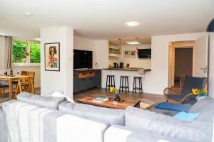 ein Wohnzimmer mit Sofa und eine Küche in der Unterkunft Seewest in Singen
