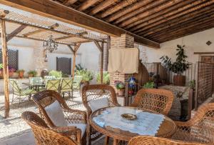 an outdoor patio with a table and chairs at Casa Rural El Baluarte Habitaciones in Noves