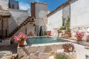 a swimming pool in the middle of a house at Casa Rural El Baluarte Habitaciones in Noves