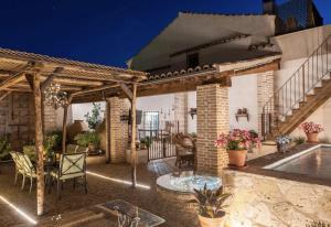 an outdoor patio with a table and chairs at Casa Rural El Baluarte Habitaciones in Noves