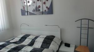 a bedroom with a bed and a picture on the wall at Ferienwohnung Stella Fiante in Juliusruh