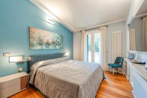 a bedroom with blue walls and a bed and a desk at Le dimore di Elia in Lecce +68 photos