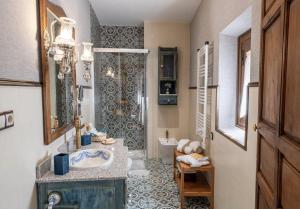 a bathroom with a sink and a shower at Casa Rural El Baluarte Habitaciones in Noves +16 photos