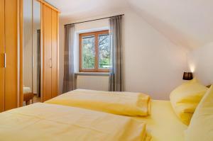 a bedroom with two beds and a window at Ferienwohnung Keller in Hagnau