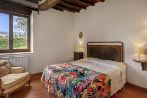ein Schlafzimmer mit einem Bett, einem Stuhl und einem Fenster in der Unterkunft Universal Harmony - Balestruccio in Dicomano + 24 Fotos
