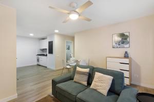 a living room with a couch and a ceiling fan at Apartamento Con Piscina Arinaga in Arinaga
