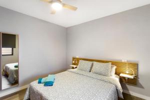 a bedroom with a bed and a ceiling fan at Apartamento Con Piscina Arinaga in Arinaga +16 photos