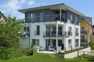 an apartment building with balconies and a yard at Dinkelbach Feriendomicil 2 D in Lindau-Bodolz