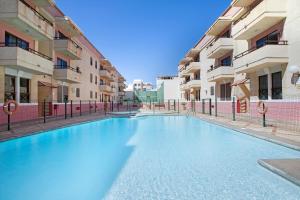 a swimming pool in the middle of a building at Apartamento Con Piscina Arinaga in Arinaga