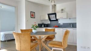 a kitchen and dining room with a table and chairs at Dinkelbach Feriendomicil 2 D in Lindau-Bodolz