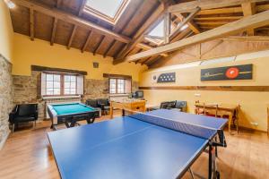 a large room with a ping pong table in it at Amontes Rural in Nestar