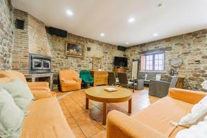 a living room filled with furniture and a brick wall at Amontes Rural in Nestar