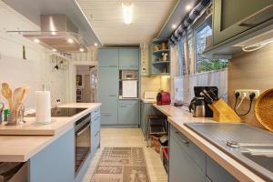 a kitchen with blue cabinets and a counter top at Ferienhaus Marchlewski in Brunsbüttel