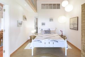 a white bedroom with a white bed in a room at Casa Alecrim - Selão da Eira in Pedreneiras +30 photos