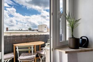 a balcony with a table and a window at Ferienwohnung Chemnitz City in Chemnitz