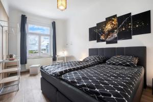 a bedroom with a black bed in a room at Ferienwohnung Chemnitz City in Chemnitz
