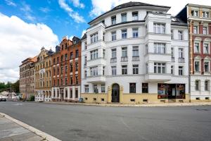 a white building on the side of a street at Ferienwohnung Chemnitz City in Chemnitz