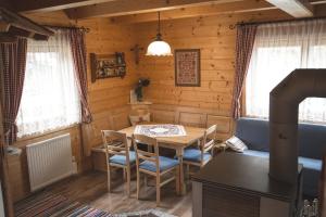 a dining room with a table and chairs in a cabin at Ferienhaus Klippitzblick in Klippitztorl