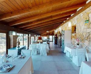 a restaurant with white tables and white chairs at Villa Pia in Uta