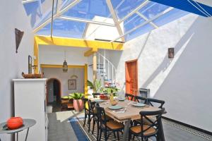 a dining room with a table and chairs at Casa Jenabe in La Vegueta