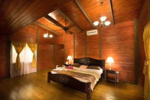 a bedroom with a bed and a lamp at Blue River Resort & Hot Springs in Liberia