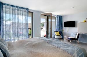 a bedroom with a bed and a large window at Seeart-apartment No 86 in Ludwigshafen +37 photos