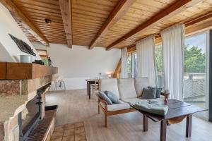 a living room with a couch and a fireplace at Fernblick in Behrensdorf