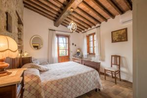 a bedroom with a bed and a desk and a chair at Appartamento Capannina in Lucciana