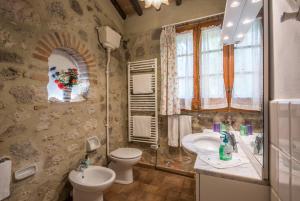 a bathroom with a toilet and a sink and a toilet istg at Appartamento Capannina in Lucciana