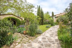 a garden with a stone path and plants at Appartamento Capannina in Lucciana