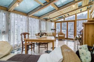 a living room with a table and a couch at Schwarzwalduhren Nescht Triberg in Triberg