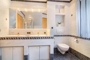 a bathroom with two sinks and a toilet at Schwarzwalduhren Nescht Triberg in Triberg