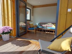 a room with a deck with chairs and a table at Ferienwohnung Am Eselsburger Tal in Herbrechtingen