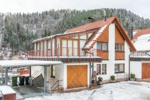a house in the snow with a garage at Schwarzwalduhren Nescht Triberg in Triberg