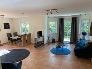 ein Wohnzimmer mit Sofa und Tisch in der Unterkunft Taunusglück in Glashütten