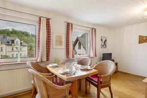 a dining room with a table and chairs and a window at Ferienwohnung Peitz in Eslohe
