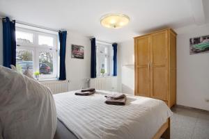 a bedroom with a bed with two towels on it at Bäckerhus - Ferienwohnung 1 in Wiek auf Rügen