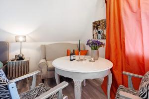 a small room with a white table and chairs at Appartement am Kirnbergsee in Bräunlingen