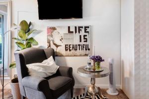 a living room with a chair and a table at Appartement am Kirnbergsee in Bräunlingen