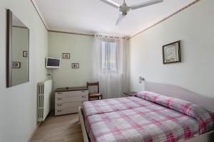 a bedroom with a bed and a dresser and a window at Casabb in Toscolano Maderno