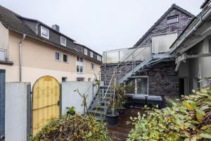 an external view of a house with a stairway at To Huus am Steinhuder Meer in Steinhude